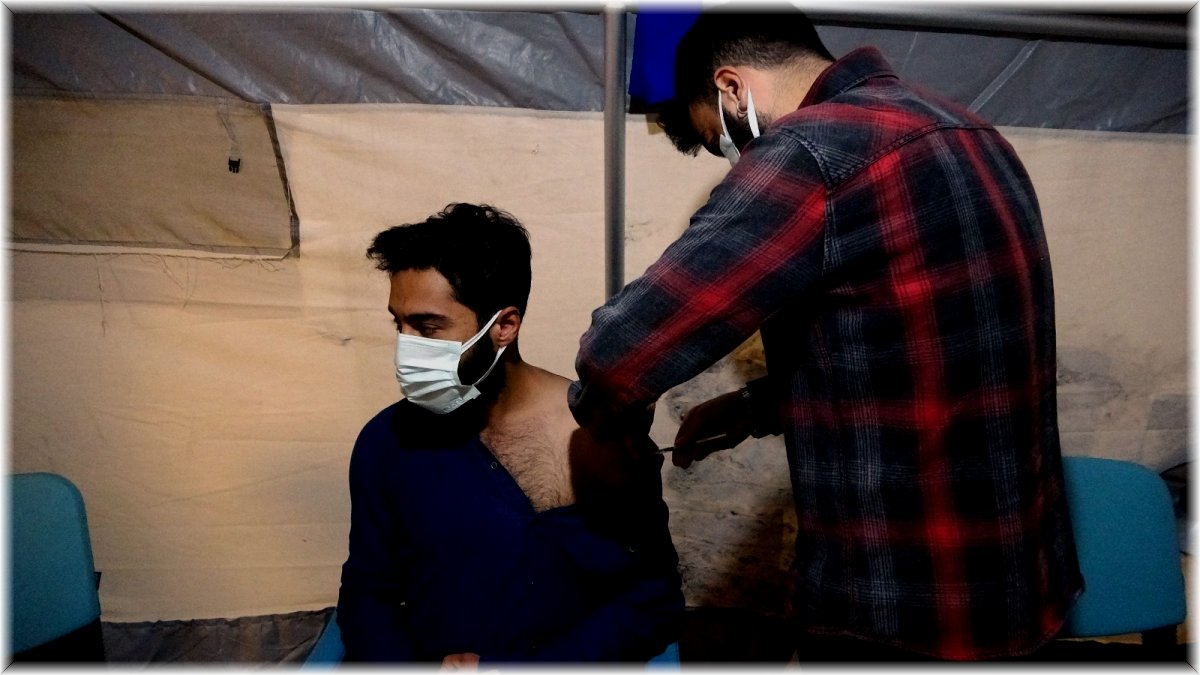 Yüksekova’da sağlıkçılar gece gündüz aşı yapıyor