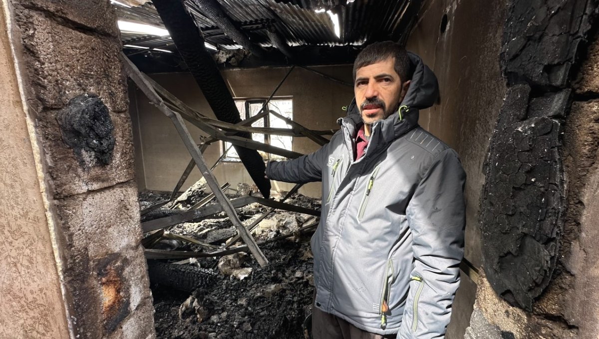 Yüksekova’da soba bacasından çıkan yangın bir evi küle çevirdi
