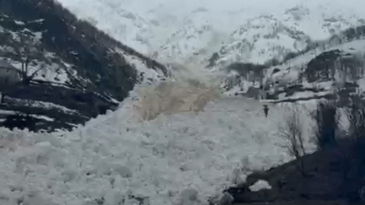 Yüksekova’da yerleşim yerine yakın düşen çığ korkuya neden oldu