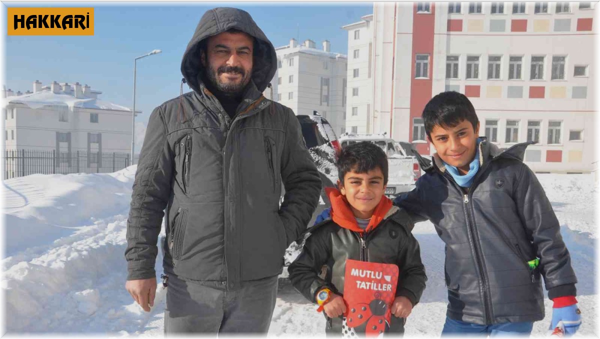 Yüksekovalı çocuklar soğuk havalara rağmen karnelerini aldılar