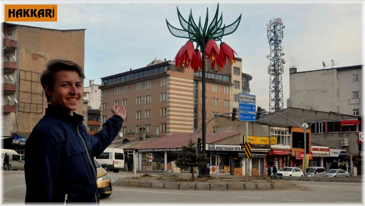 Yüksekovalı çocuklardan İsviçreli turiste İngilizce tanıtım