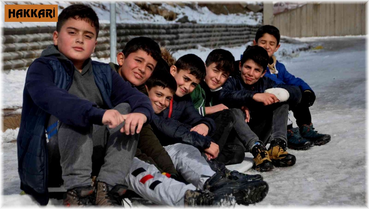 Yüksekovalı çocukların kayma keyfi