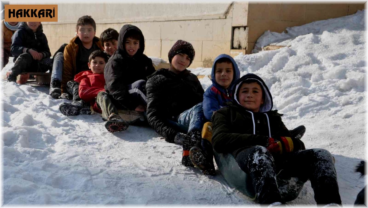 Yüksekovalı çocukların poşet, tahta, tepsi ve bidonlarla kayma keyfi