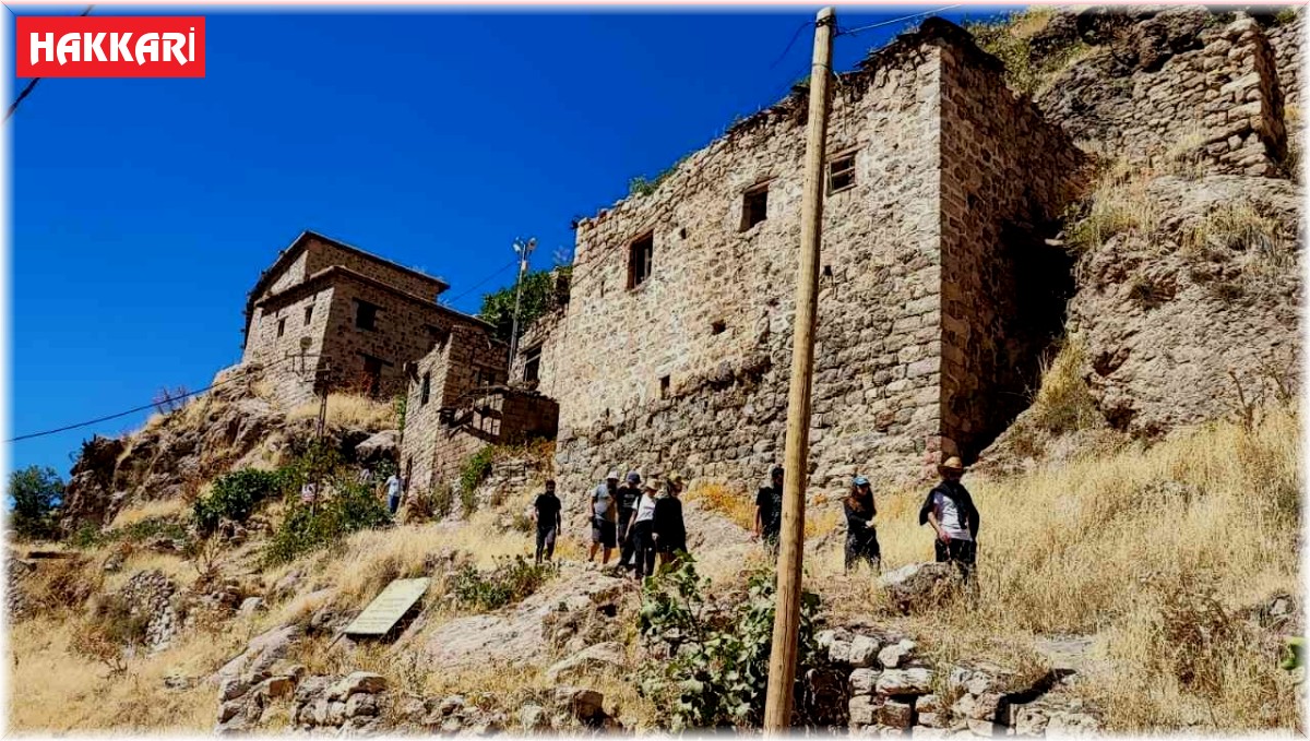 Yüksekovalı dağcılar Çukurca'nın kültürel yerlerini gezdi