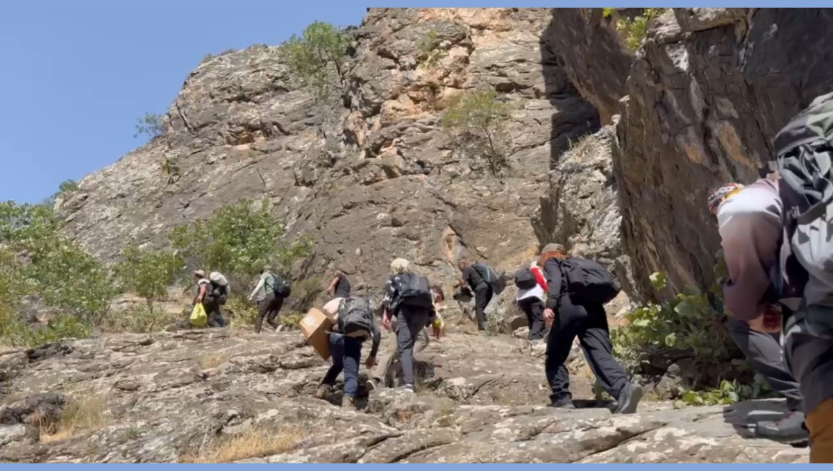 Yüksekovalı dağcılar, önce doğa yürüyüşü yaptı, ardından Avaşin deresinde yüzüp halay çekti