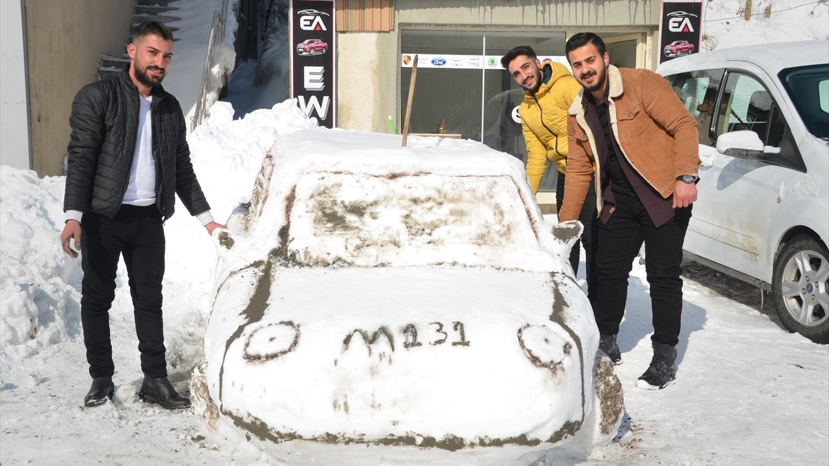 Yüksekovalı esnaf kardan 'Murat 131' marka araç yaptı