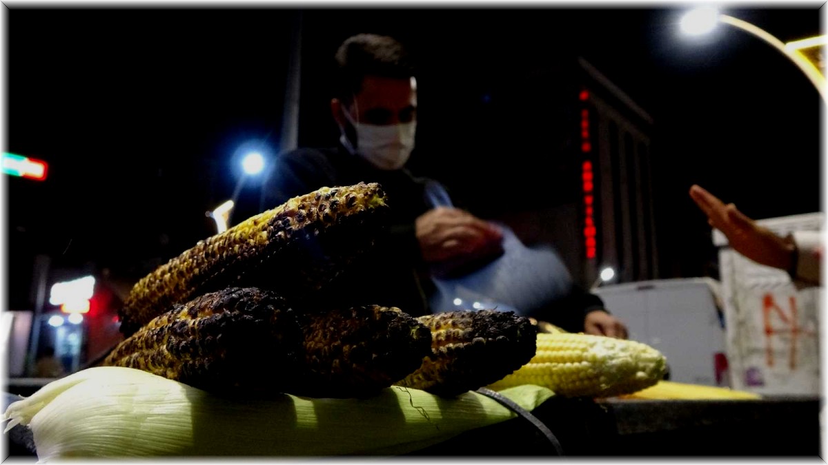 Yüksekovalı genç akşamları mısır satarak evinin geçimini sağlıyor