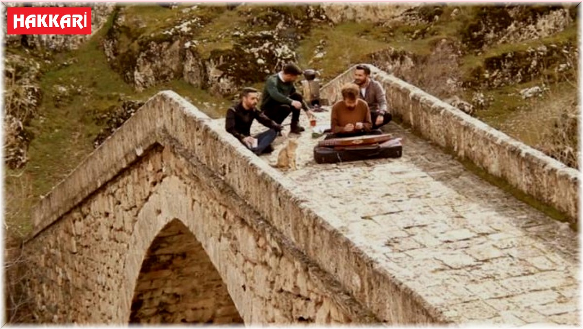 Yüksekovalı gezgin öğretmen bu sefer doğaya dikkat çekmek için santur çaldı