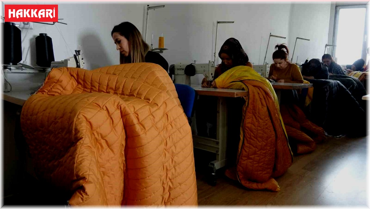 Yüksekovalı kadınlar depremzedeler için uyku tulumu dikiyor