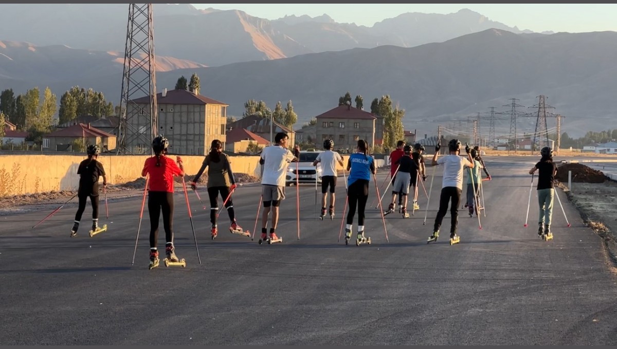 Yüksekovalı kayakçılar can güvenliği olmayan yollarda ter döküyor