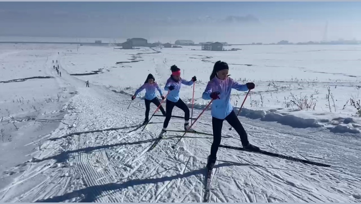 Yüksekovalı kayakçılar, karlı dağlarda yarışmalara hazırlanıyor