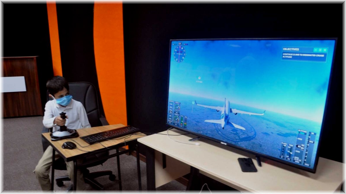 Yüksekovalı öğrencilere 'pilotluk' dersi