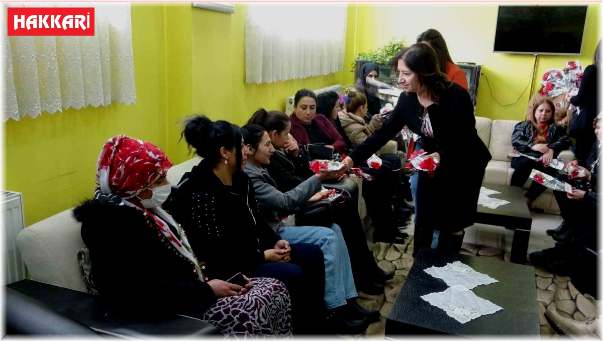 Yüksekovalılar Dünya Kadınlar Günü'nü depremzedelere adadılar