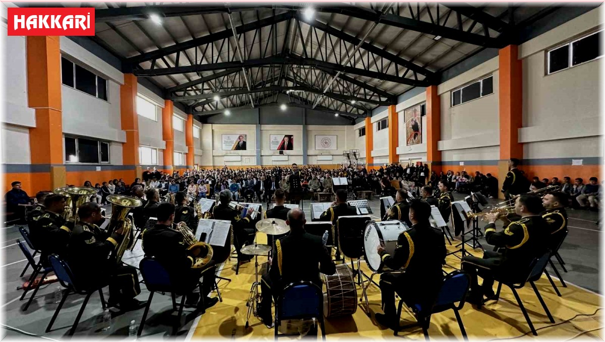 Yüksekovalılardan askeri bando konserine yoğun ilgi