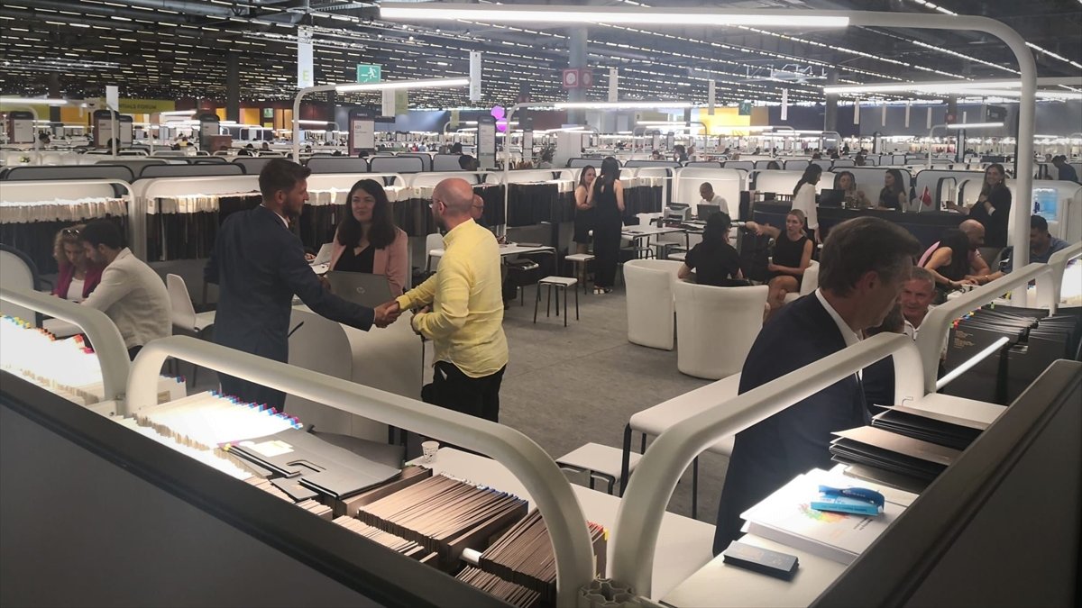 Yünsa sonbahar-kış 2023-2024 koleksiyonunu Paris'te tanıttı