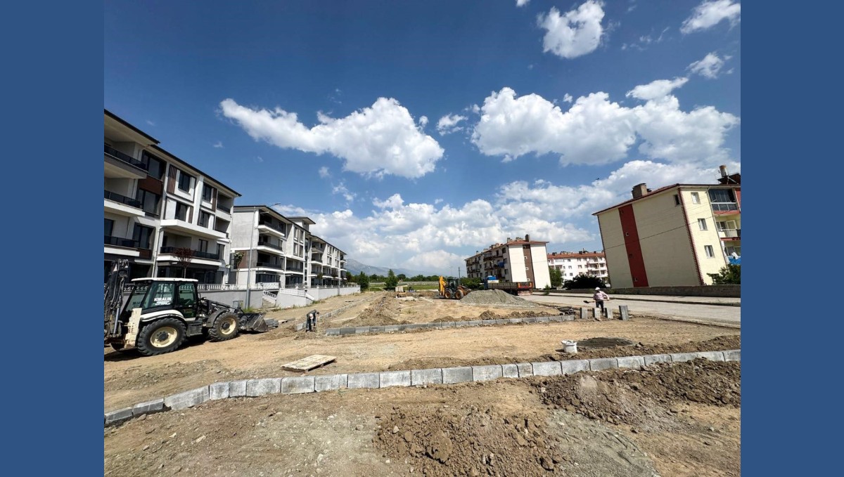 Yunus Emre Mahallesi'nde yeni çocuk parkı yapımına başlandı