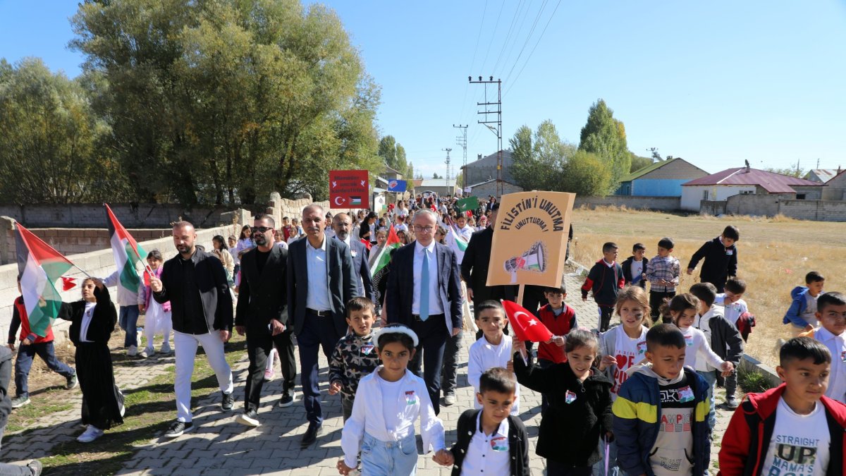 Yürüdüler, Sergi Açtılar, Panayır Kurdular: Ağrılı Öğrencilerden Gazze'ye Destek