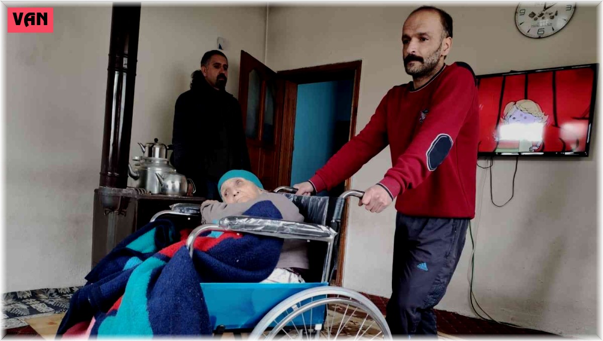 Yürüme engelli iki vatandaş tekerlekli sandalyeye kavuştu