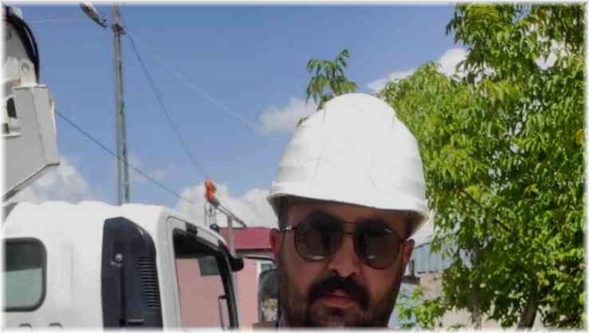 Yuvada ayağına ip dolanan leylek, ekiplerce kurtarıldı