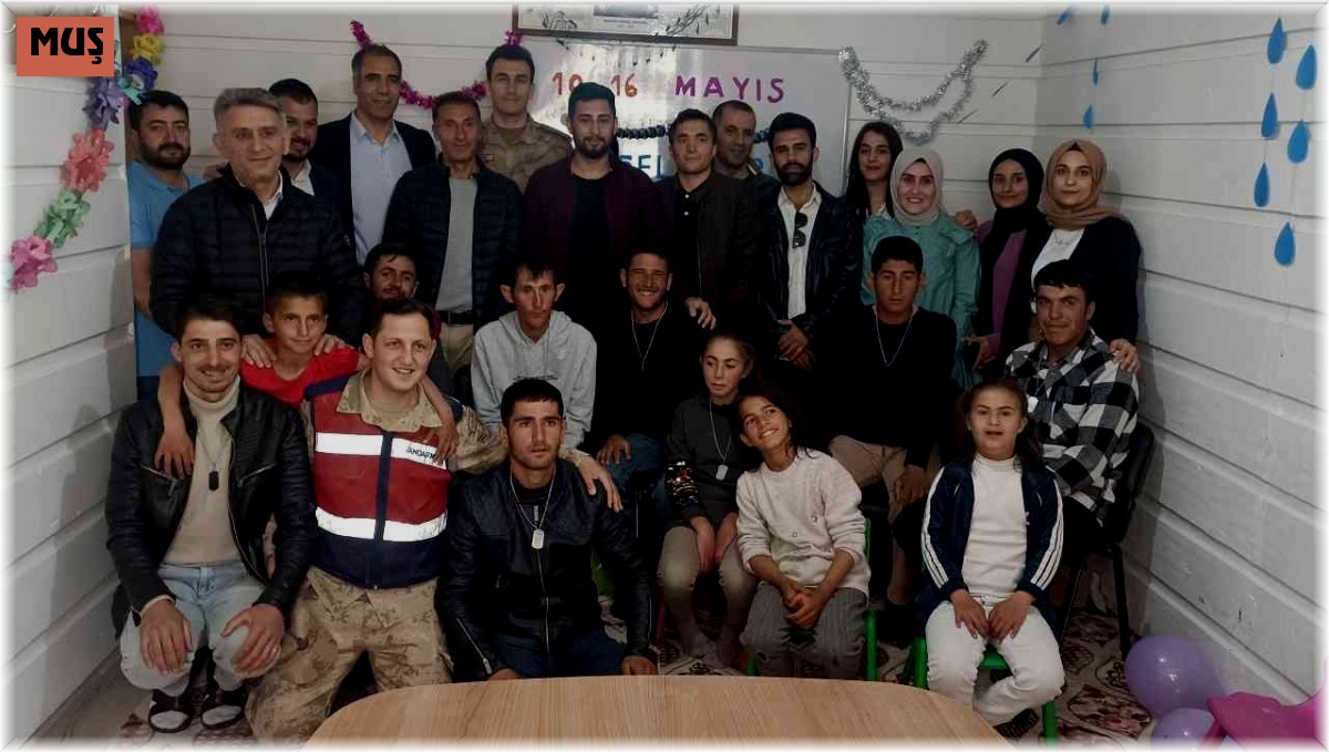 Yüzbaşı Özkök'ten özel bireylere anlamlı hediye