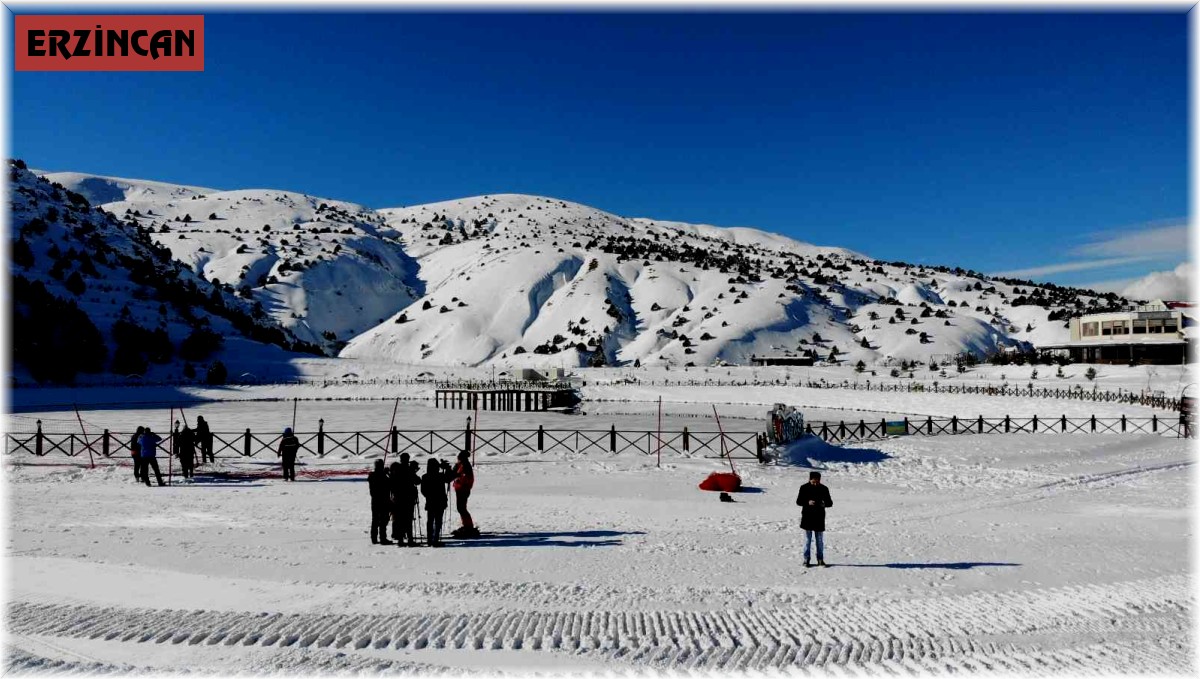 Yüzeyi buz tutan Ardıçlı Gölü mest ediyor