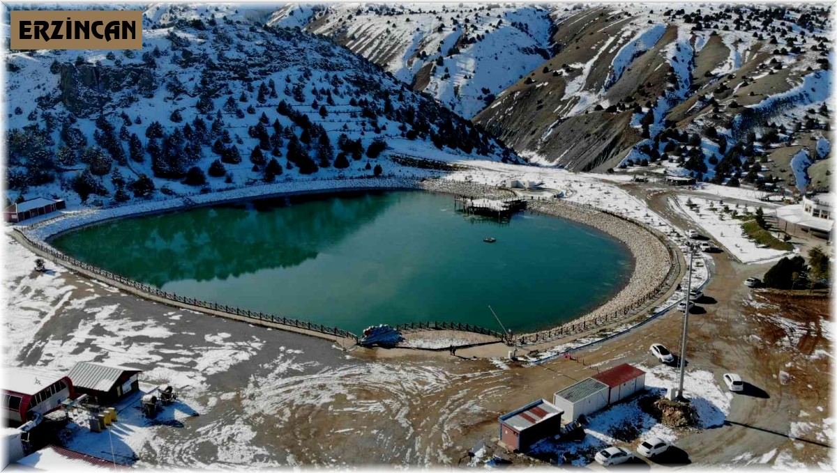 Yüzeyi buz tutan Ardıçlı Gölü'nde mest eden kış manzarası