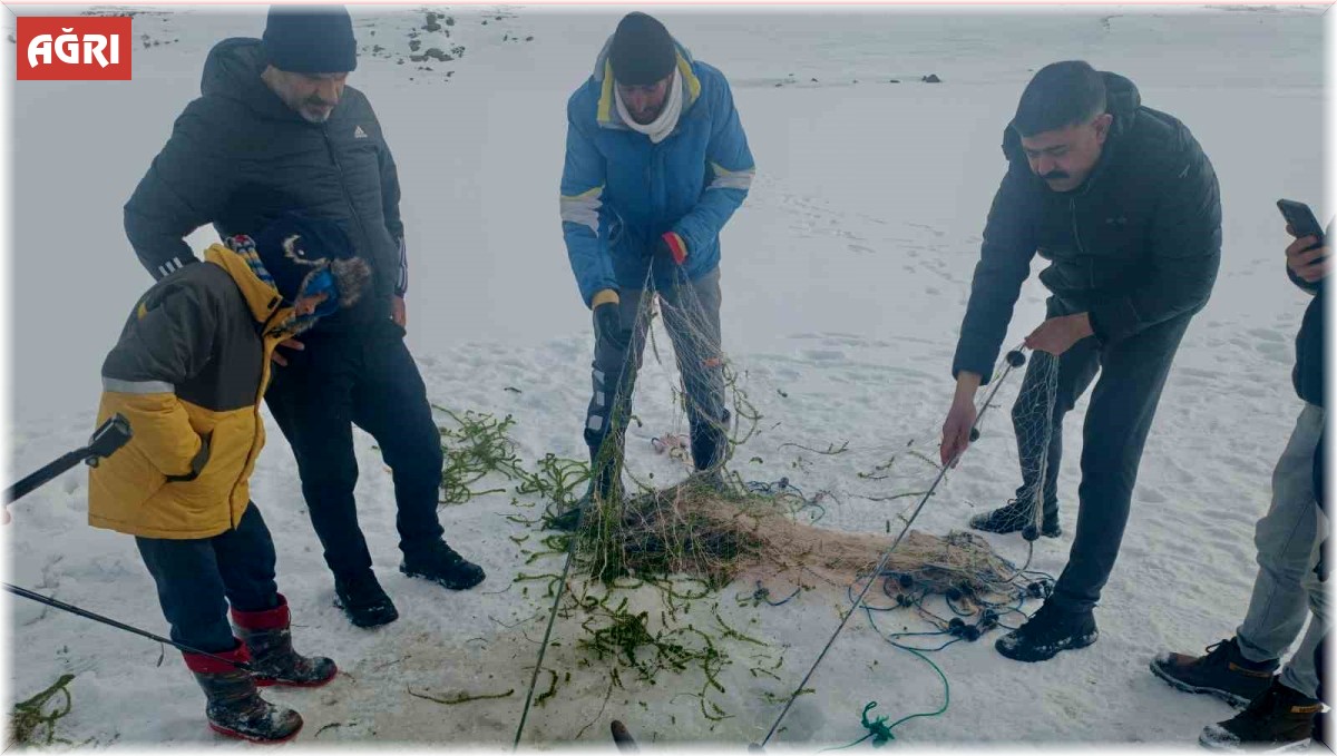 Yüzeyi buz tutan Balık Gölü'nde, buzu kırıp balık tuttular