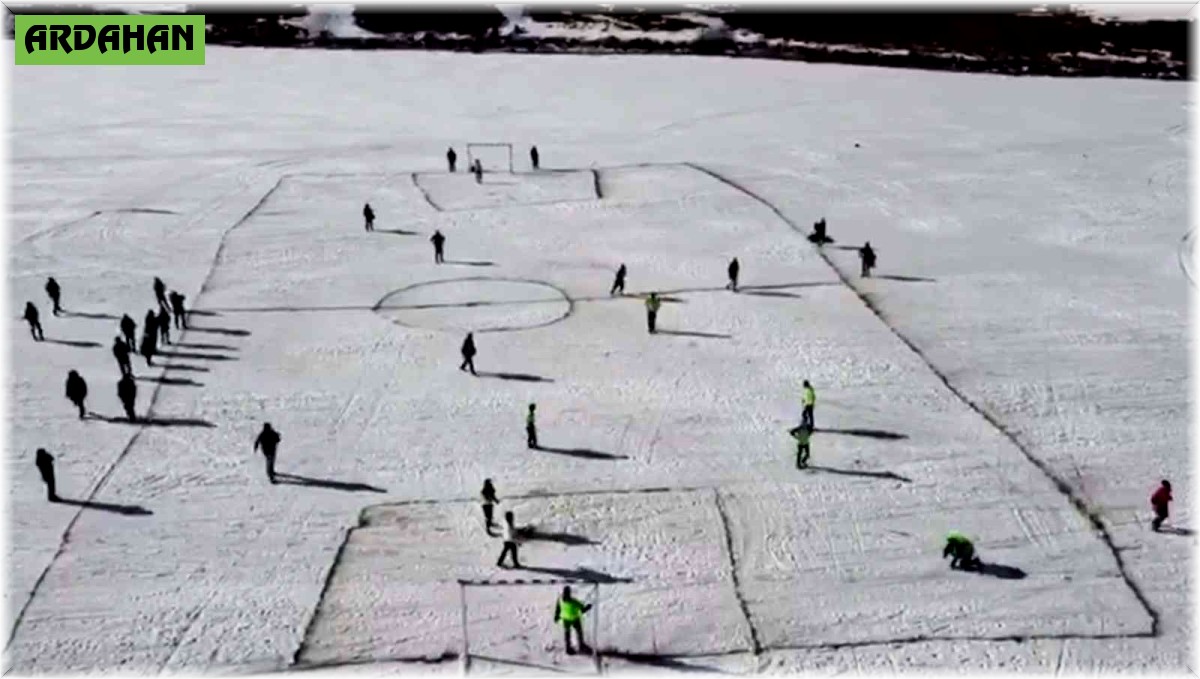 Yüzeyi buzla kaplı Çıldır Gölü'nde futbol keyfi