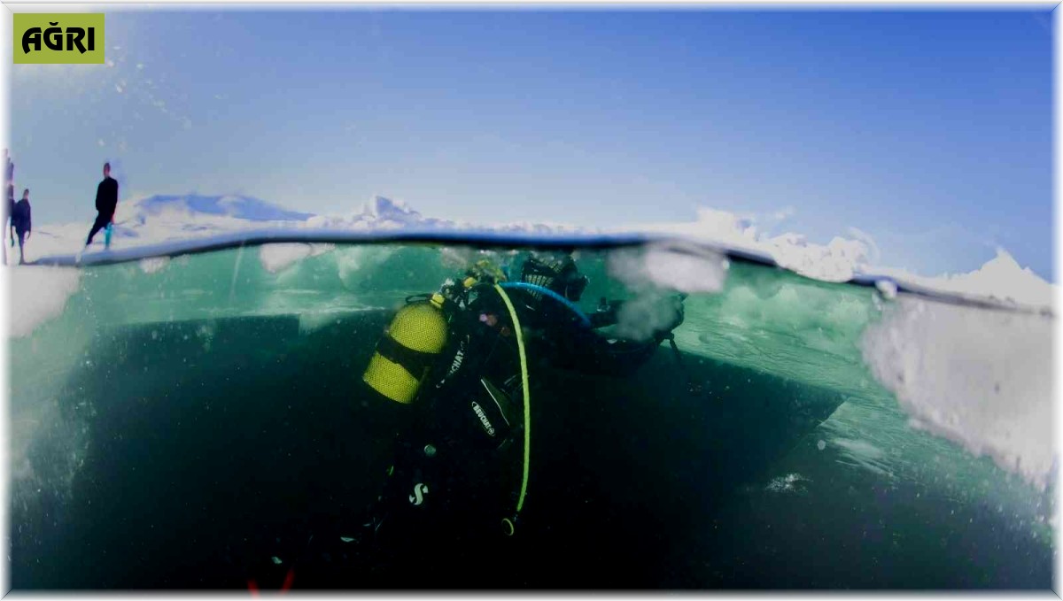 Yüzeyi buzla kaplı olan Balık Gölü dalgıçları ağırladı