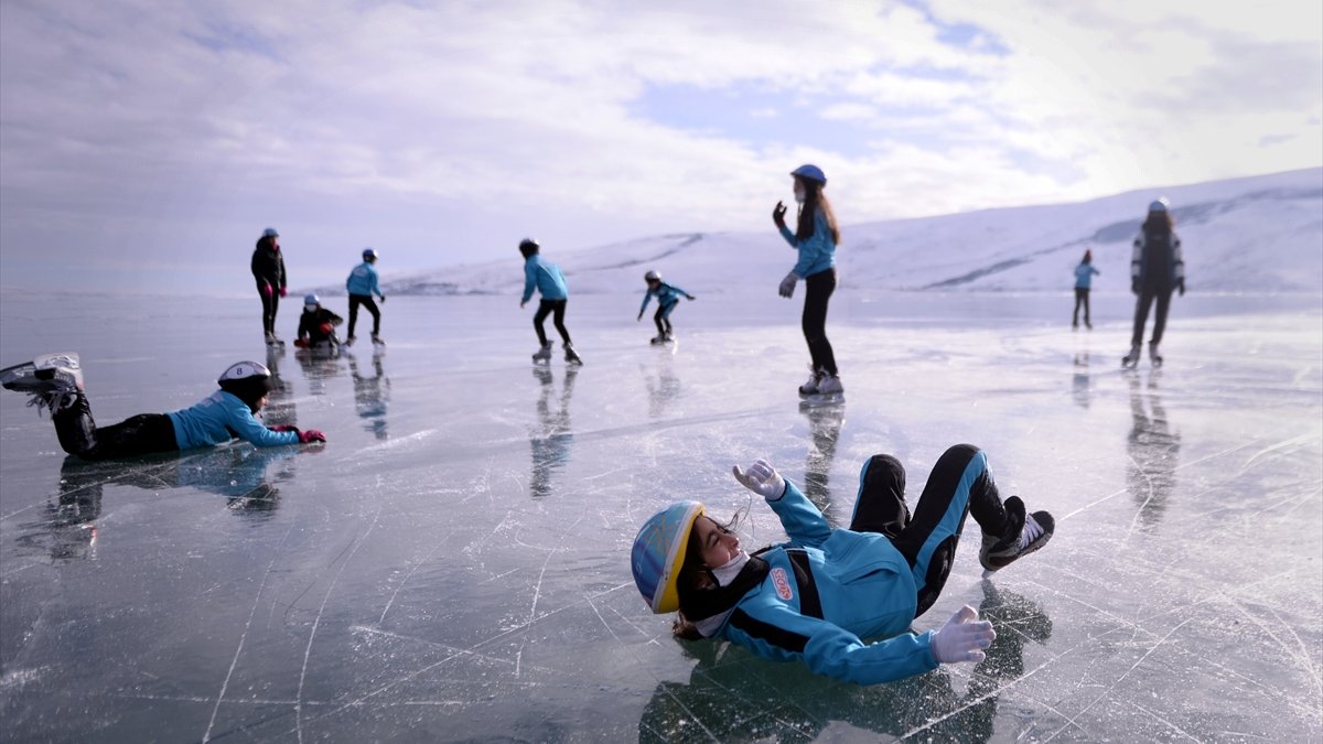 Yüzeyi donan Çıldır Gölü'nde buz pateni keyfi