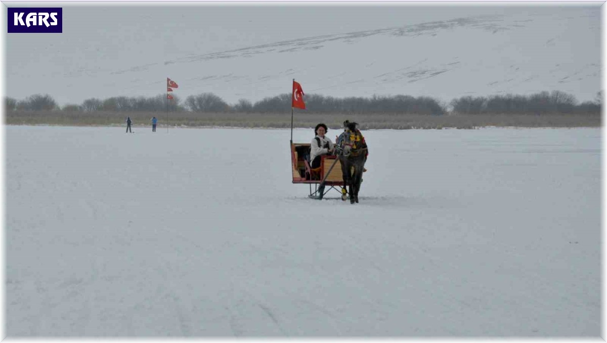 Yüzeyi donan gölde atlı kızak heyecanı sürüyor