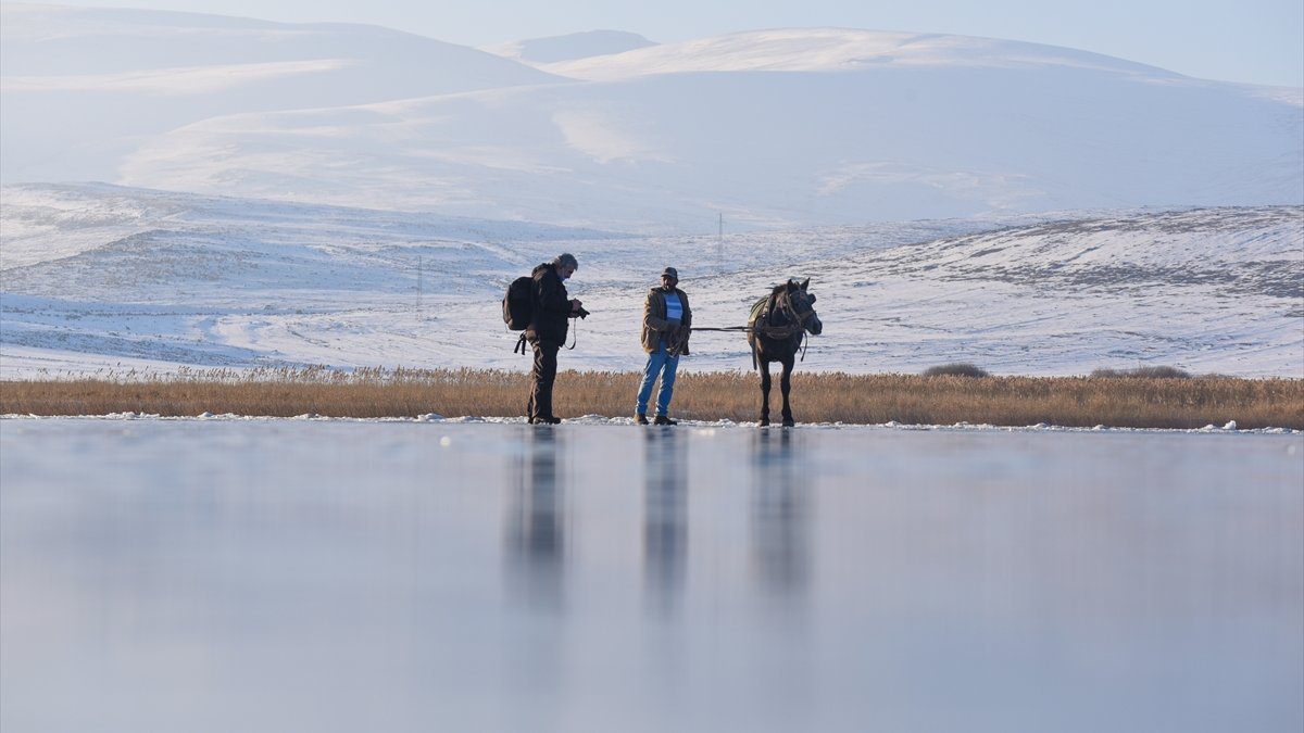 Yüzeyi kısmen donan Çıldır Gölü'nde eşsiz manzaralar oluştu