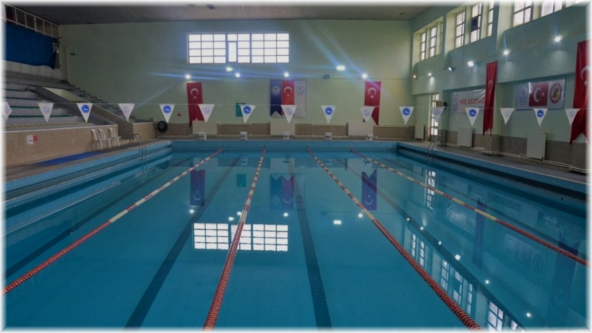 Yüzme'de kışlık havuza geçildi