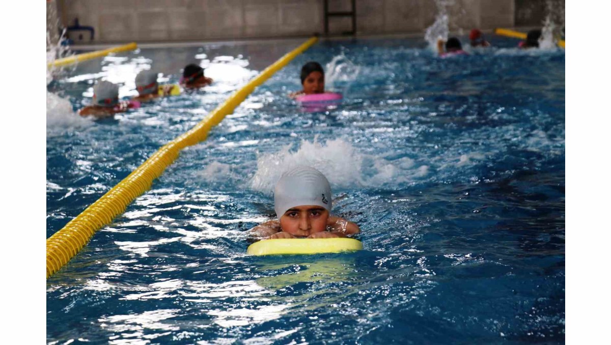 Yüzme havuzu ile hem yarışmalara hazırlanıyorlar hem serinliyorlar