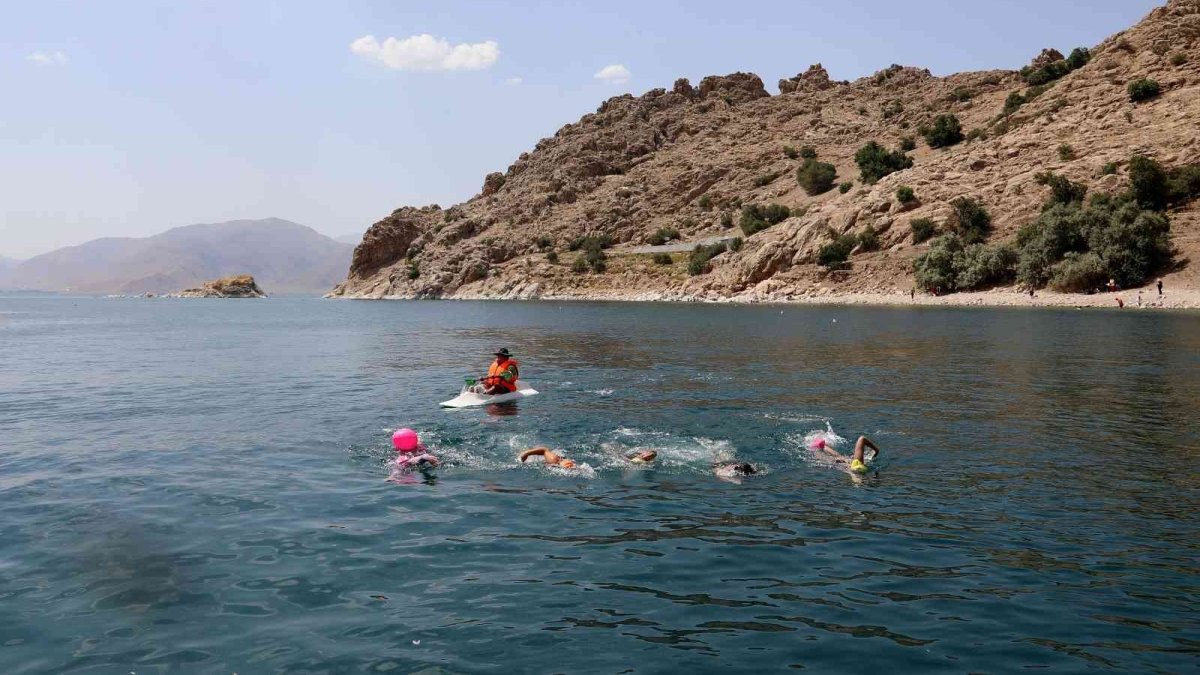Yüzücüler Kuzu Adası'ndan Akdamar'a kulaç açtı