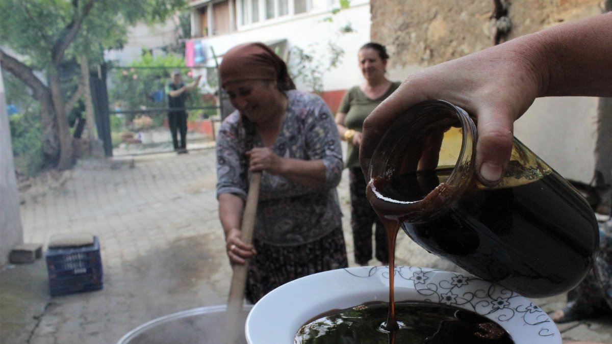 Yüzyıllardır süren geleneksel yöntemlerle pekmez yapımı