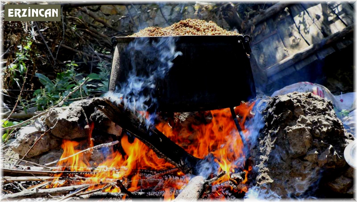 Yüzyıllardır süren geleneksel yöntemlerle pekmez yapımı