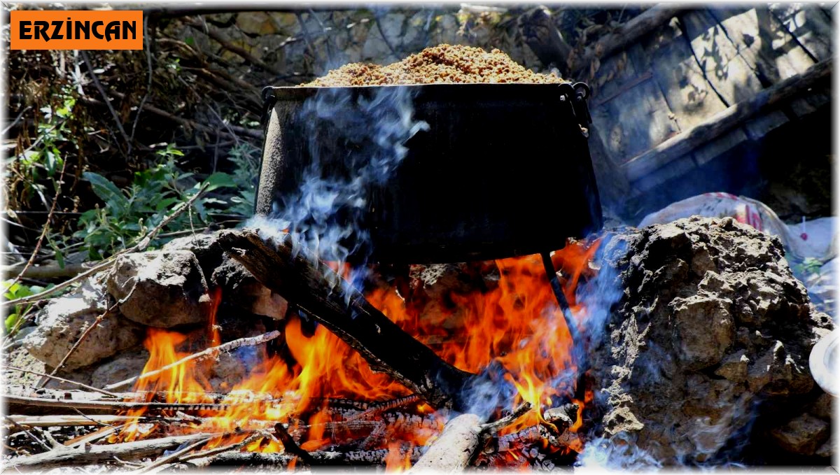 Yüzyıllardır süren geleneksel yöntemlerle pekmez yapımı