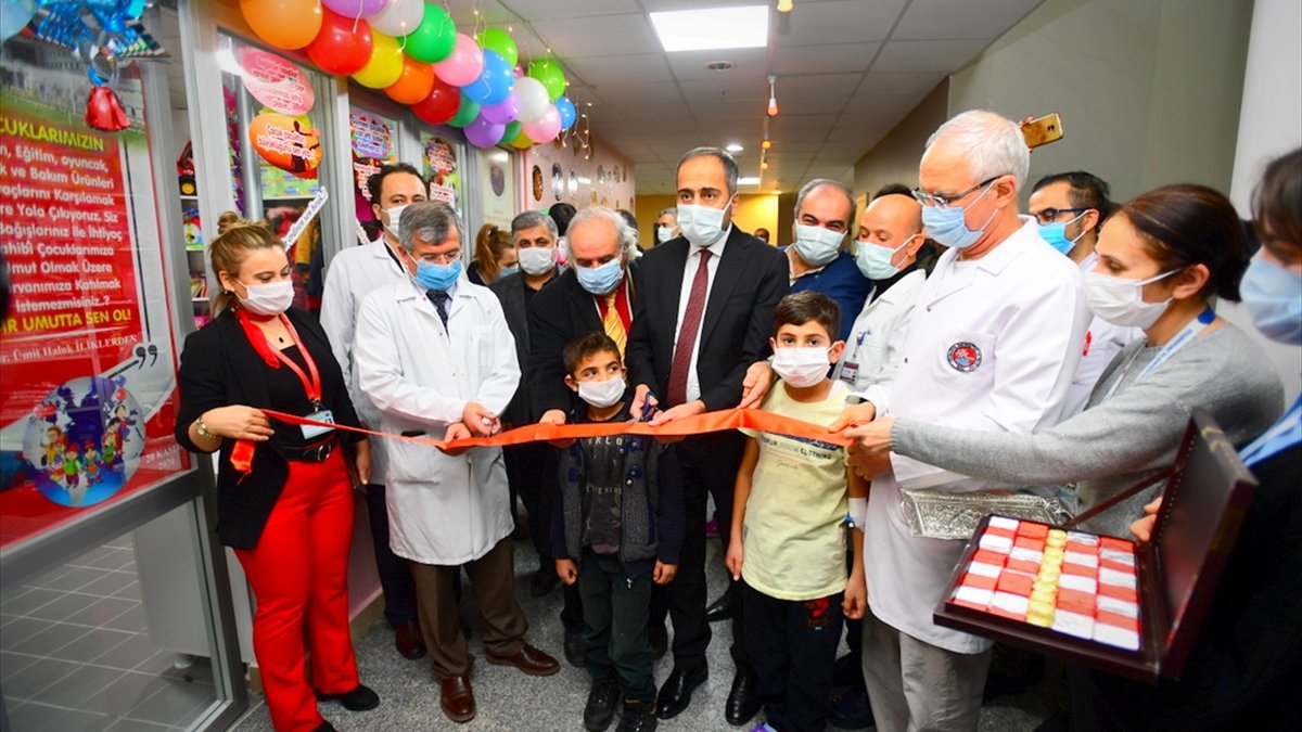 YYÜ'de "Minik Hayaller Çocuk Mağazası" açıldı