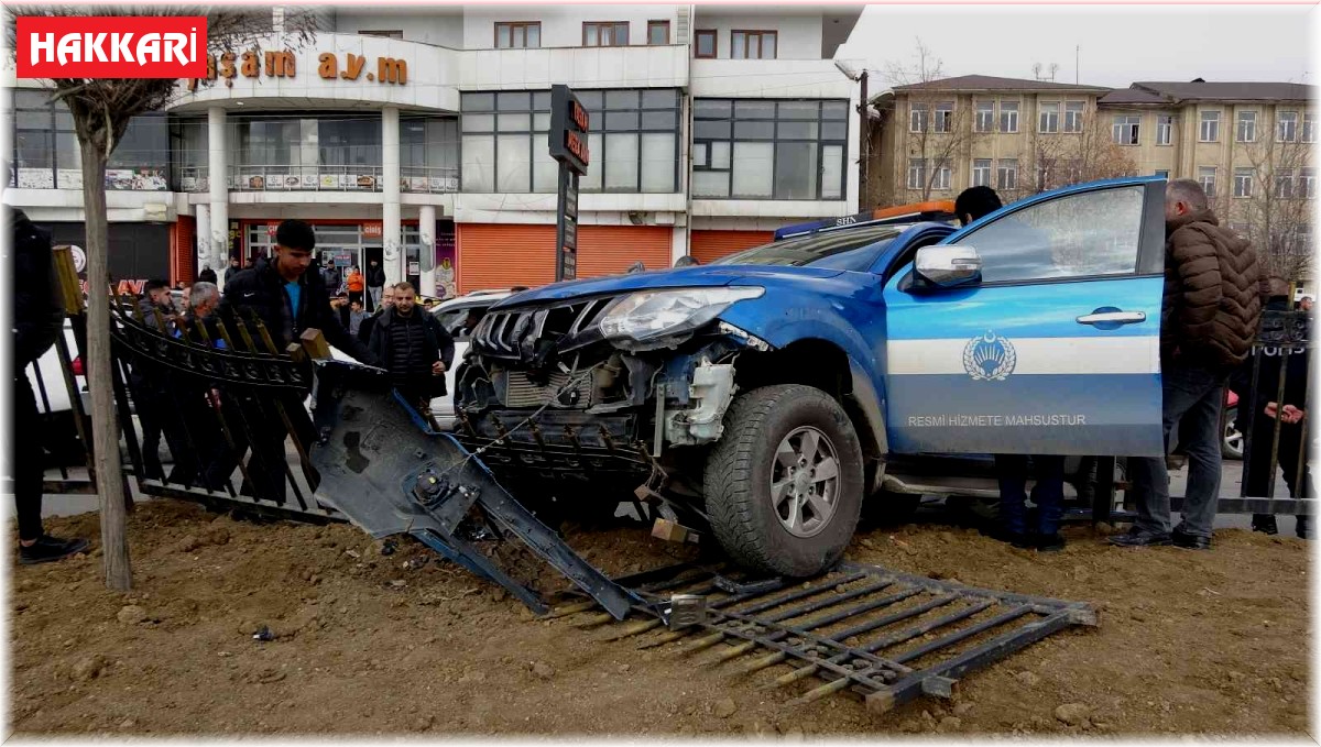 Zabıta aracına kamyonet çarptı, 3 kişi yaralandı
