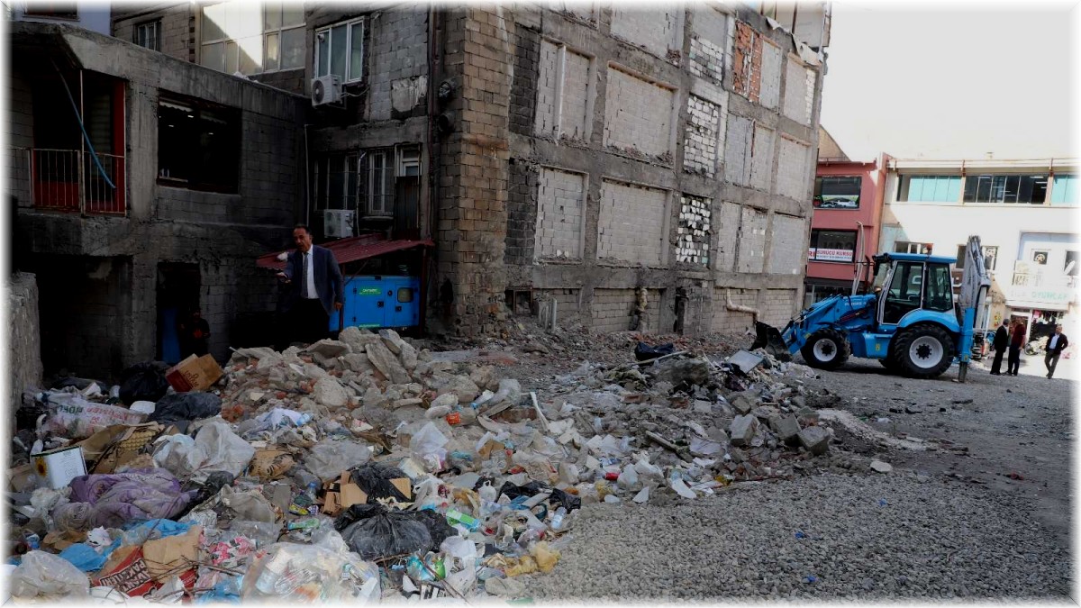 Zabıta ekibinden esnafa çöp uyarısı