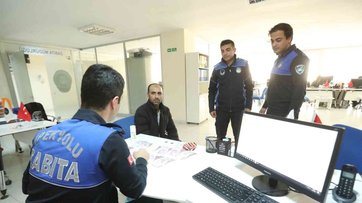 Zabıta ekipleri buldukları parayı sahibine ulaştırdı
