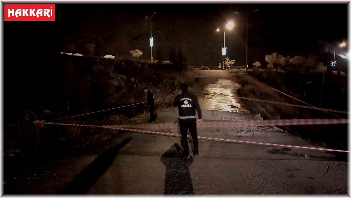 Zabıta ekipleri buzlanan yolda önlem aldı