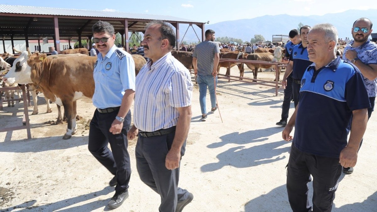 Zabıta ekipleri hayvan pazarını denetledi