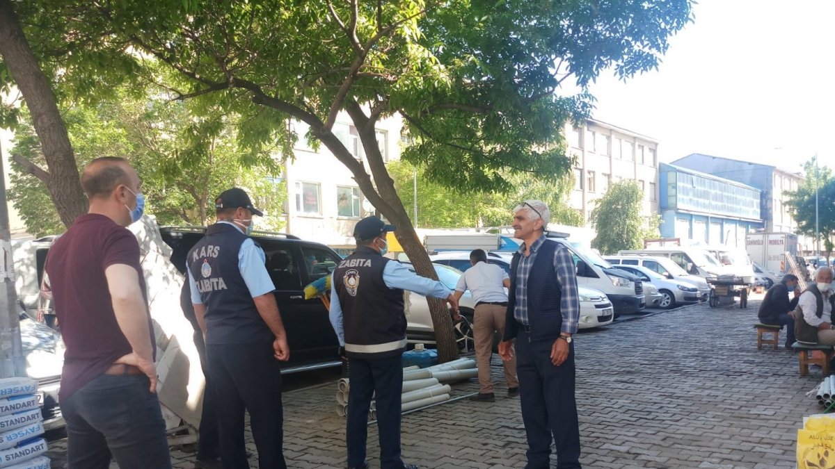 Zabıta kaldırmaktan bıktı, onlar koymaktan bıkmadı