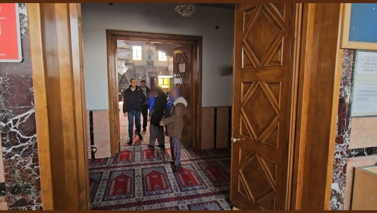 Zabıtayı gören dilenciler camiye kaçıp cemaatin arasına karıştı