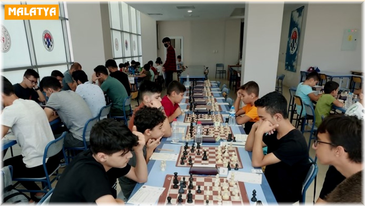 Zafer Bayramı madalyası için kafa yordular