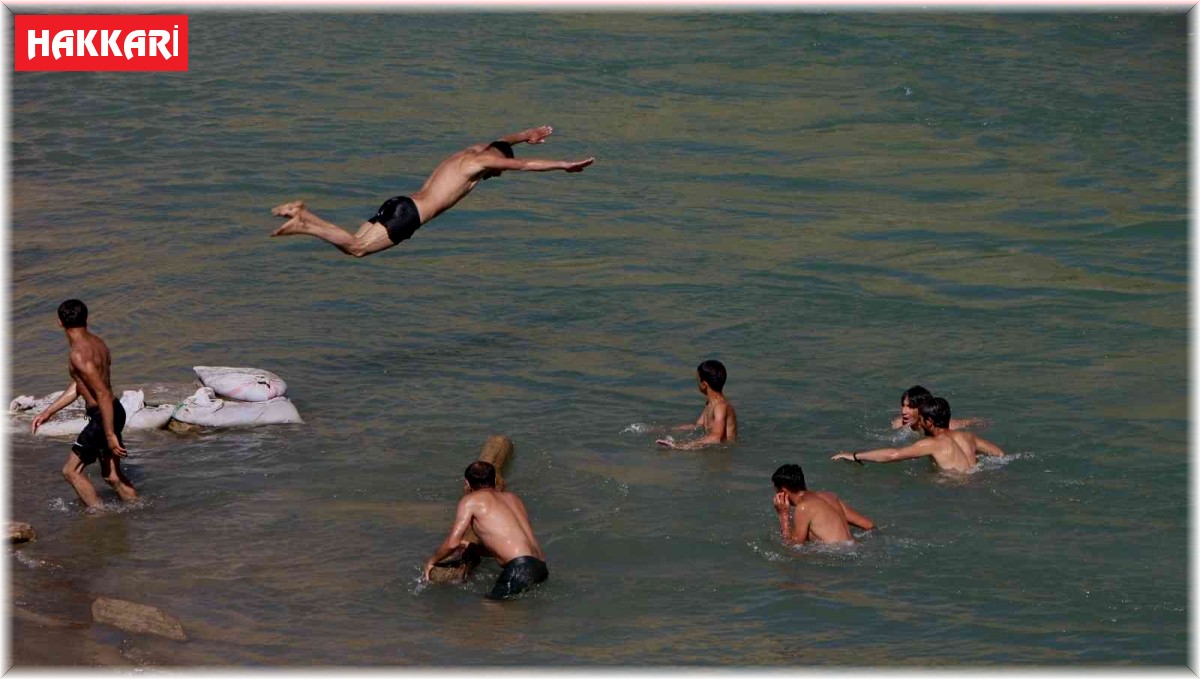 Zap Nehri'nde yüzme keyfi