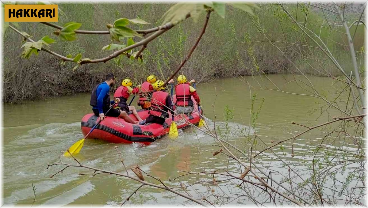 Zap Suyu'nda rafting yaparak yarışmalara hazırlanıyorlar