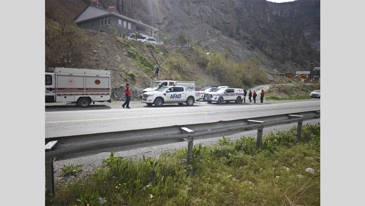 Zap Suyu'nun debisi yükselince mahsur kalan 4 kişi kurtarıldı